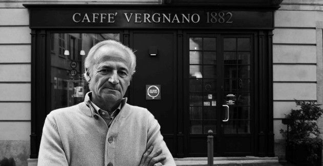 Franco Vergnano Davanti Al Coffee Shop 1882 Di Chieriok
